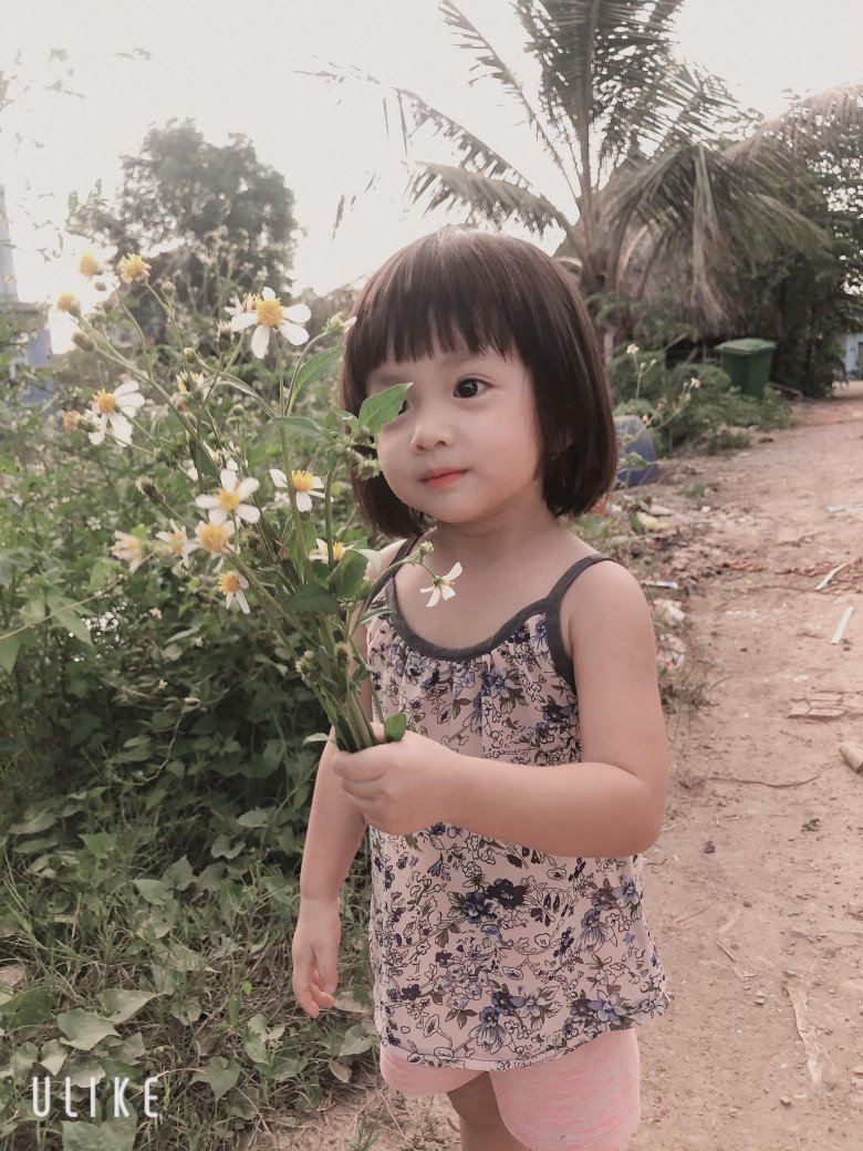 Đặc biệt, người mẫu ảnh không hề ngại cho con hòa nhập cùng thiên nhiên.