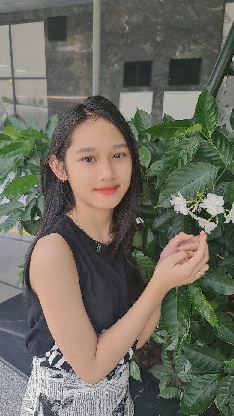 Nhan sắc của Minh Thùy ngày càng thăng hạng theo thời gian. Cô bé ghi dấu ấn trong mắt người khác bởi gương mặt Vline thời thượng cùng nhiều đường nét thanh tú.