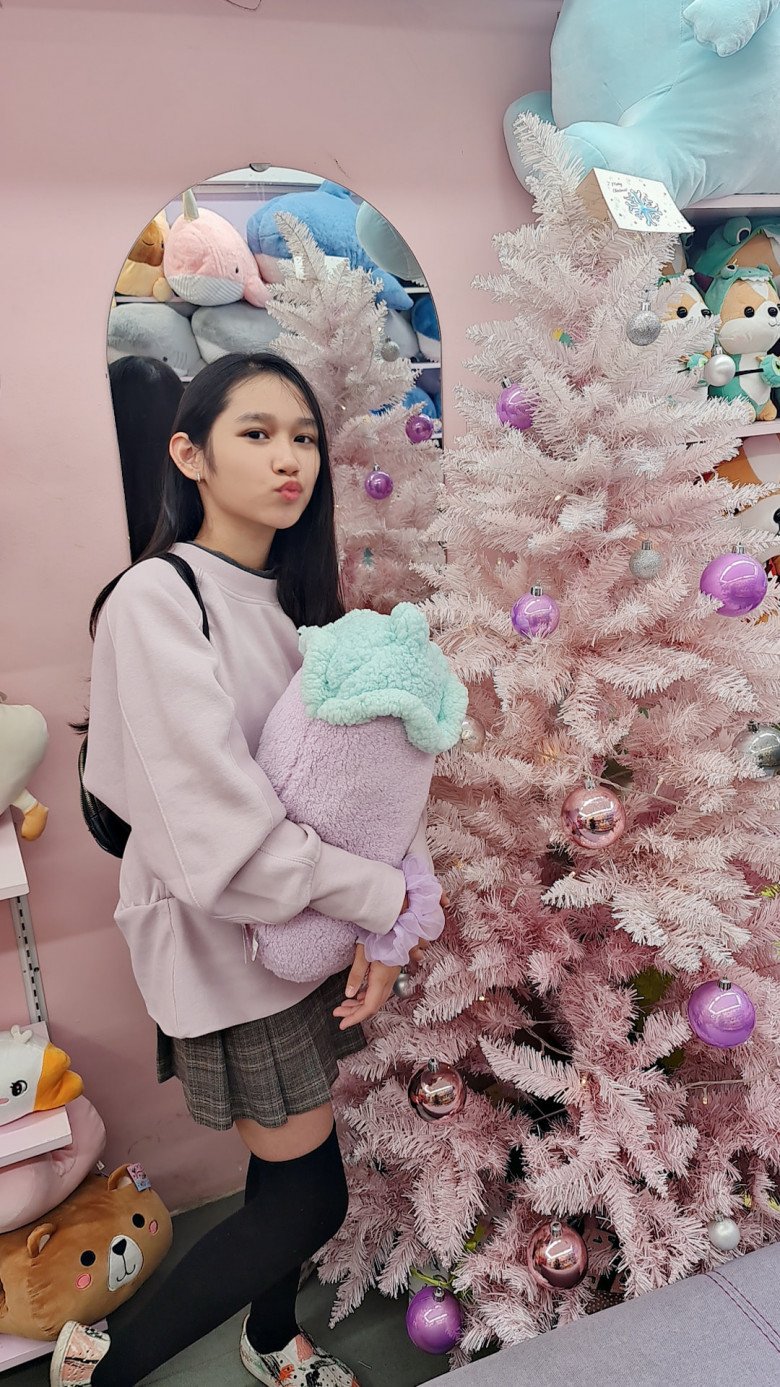 Cô bé được phát triển và học tập trong môi trường giống như các bạn đồng trang lứa. 