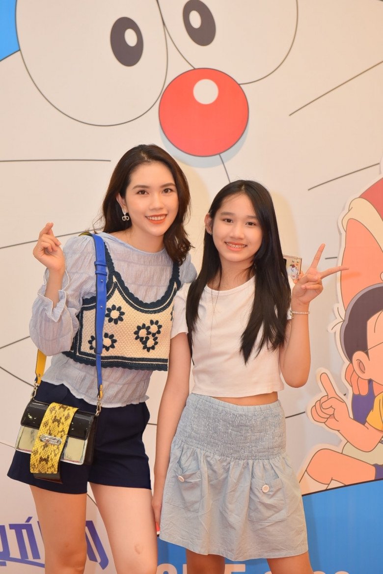 Minh Thùy tuy là con một nhưng lại được bố mẹ giáo dục theo phương pháp yêu thương mà không chiều chuộng.