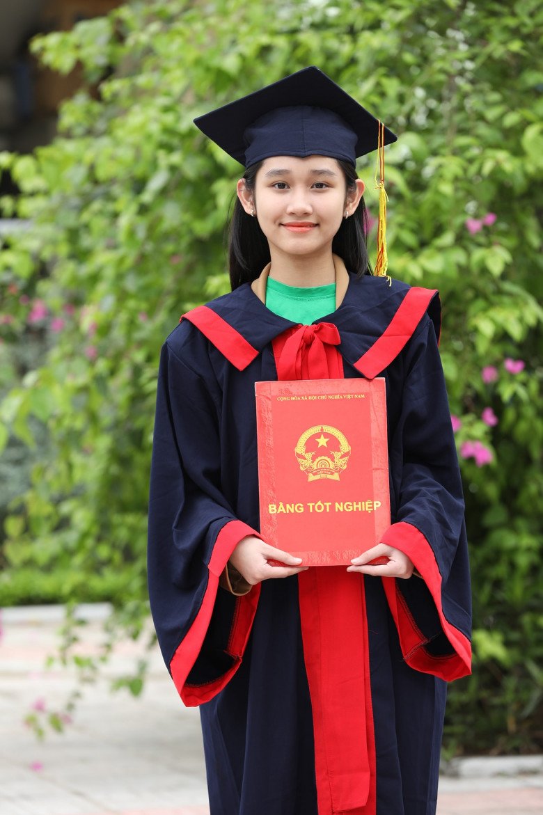 Con gái ông bầu của các chân dài cũng học trường công, nằm ngủ dưới sàn. 