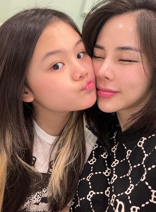 Cô có một cô con gái xinh xắn, thừa hưởng nhiều nét đẹp của mẹ.