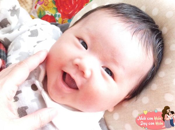 Trẻ có vầng trán cao, rộng thể hiện cho sự thông minh, lanh lợi và trí nhớ tốt.