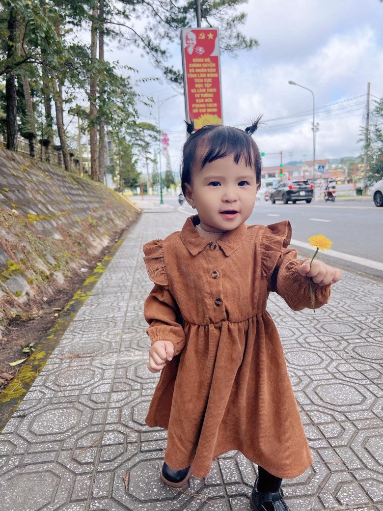 Chào đời bị bố từ chối, con gái nam ca sĩ Jack vẫn lớn lên thông minh, ngoại hình giống hệt bố - 3
