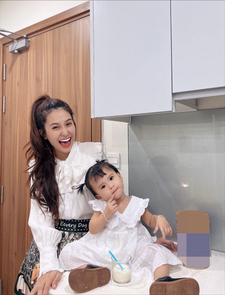 Chào đời bị bố từ chối, con gái nam ca sĩ Jack vẫn lớn lên thông minh, ngoại hình giống hệt bố - 10