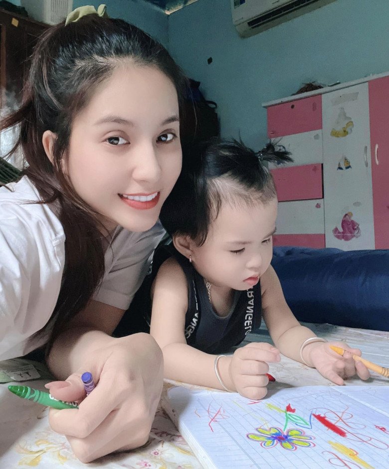Thiên An còn dành thời gian dạy con vẽ, tô màu cùng với con.