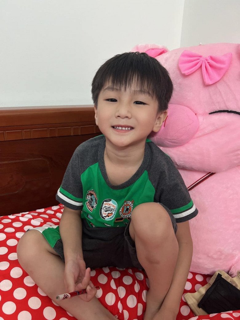 Thiên Long muốn được ốm đẹp giống mẹ và nhất quyết không chịu ở nhà ngủ trưa để theo mẹ đi làm tóc.