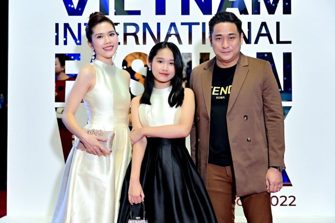 Minh Thùy cùng bố mẹ xuất hiện trên thảm đỏ của Tuần lễ Thời trang Quốc tế Việt Nam Thu Đông 2022.