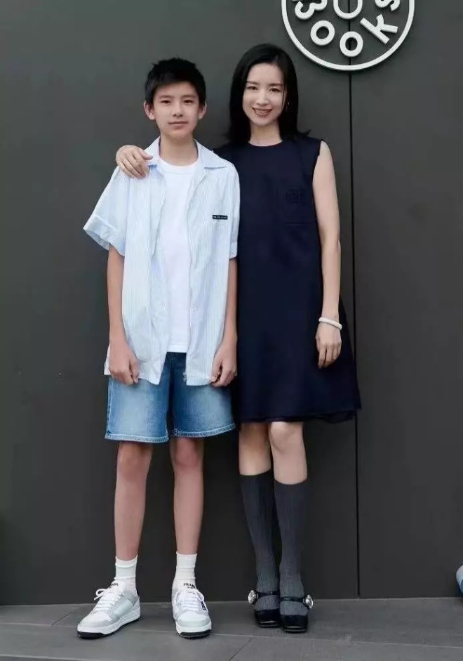 Đổng Khiết sau khi ly hôn 1 mình nuôi con nhưng gặp không ít bê bối đời tư.