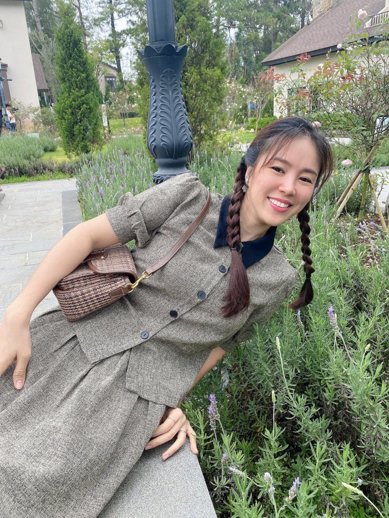 Lấy chồng kém 7 tuổi, Lê Phương cũng không ngại cưa sừng làm nghé khi chọn những kiểu tóc trẻ trung, hack tuổi. Quả thật với tạo hình này, chẳng mấy ai tin cô đã bước sang tuổi 37! 