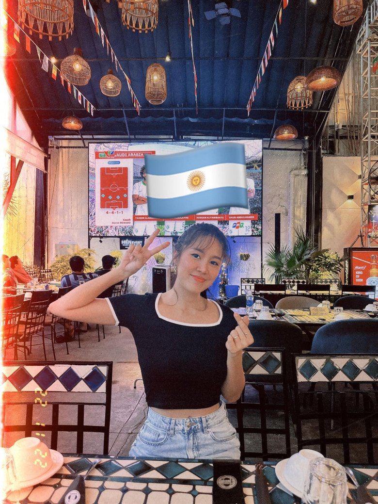 Ngày nào còn nặng đến 80kg, Lê Phương nay bơi trong quần áo.