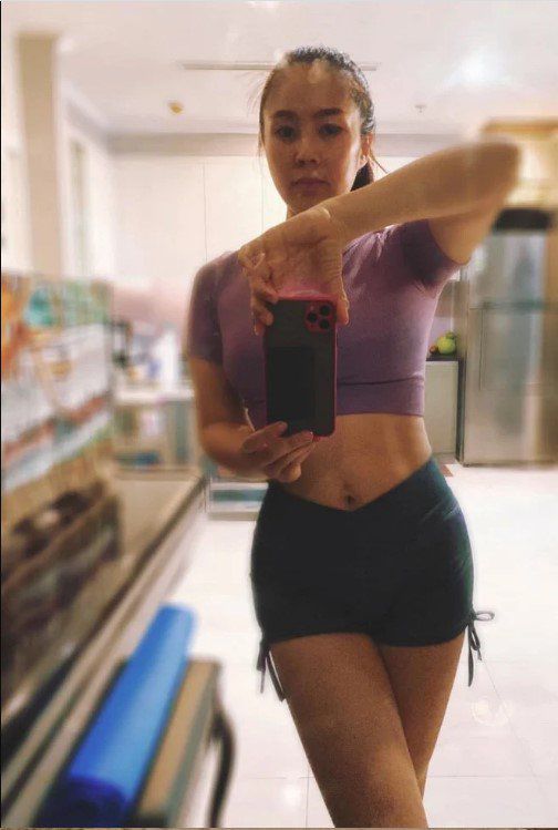 Nhờ tập luyện đều đặn kết hợp với chế độ ăn uống khoa học, dù giảm 30kg nhưng bà mẹ 2 con vẫn giữ được vóc dáng săn chắc, da dẻ không chảy xệ.