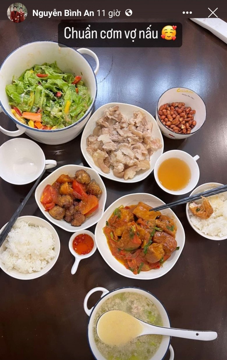 Song khi có thời gian, cô cũng trổ tài nấu nướng. Bữa ăn chuẩn cơm vợ nấu vừa được diễn viên Chạy trốn thanh xuân khoe không quá cầu kỳ nhưng nhiều món và đều khá hao cơm.