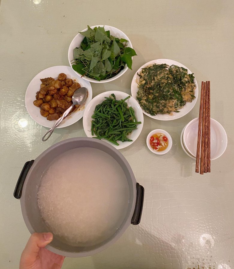 Anh cũng từng chia sẻ mâm cơm tương tự, ngoài thịt kho và rau diếp cá còn có ngọn su su xào và trứng rán ngải cứu. Tuy nhiên nam diễn viên đã gặp sự cố toang khi sờ đến nồi cơm vẫn thấy còn nguyên nước! Cảnh thức ăn đã xong nhưng cơm quên bật nút làm anh chàng dở khóc dở cười còn dân mạng được dịp cười lăn.
