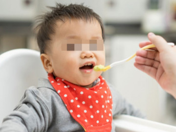 Người mẹ tức giận khi em gái chồng dùng bát của chó để cho con mình ăn, còn cãi: Chó là con em
