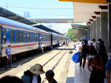 "Nóng" vé tàu xe Tết Nguyên Đán 2023: Xe khách khuyến khích không tăng giá, vé tàu đắt ngang ngửa vé máy bay