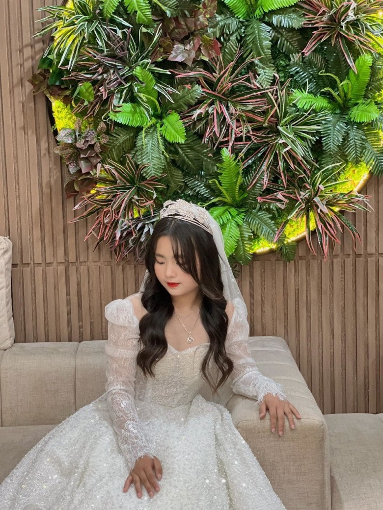Bên dưới phần bình luận, không ít dân mạng dành lời khen cho sự trổ mã nhan sắc của Phúng Phính. Tuy nhiên, cũng có không ít cư dân cõi mạng bày tỏ sự phản đối khi cho rằng cô bé mới 16 tuổi việc mặc váy cưới có phần không phù hợp với lứa tuổi.