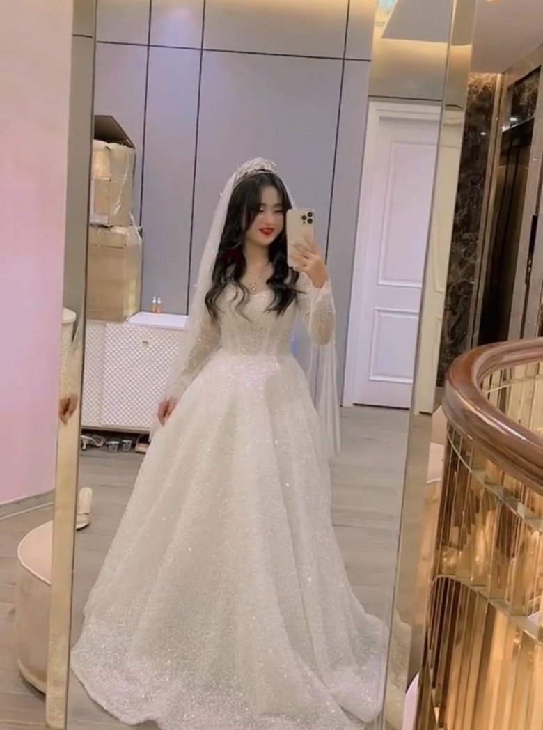 Thiết kế nhấn eo với phần chân váy rộng, dài quét đất giúp Phúng Phính khoe được vóc dáng thon gọn của mình.