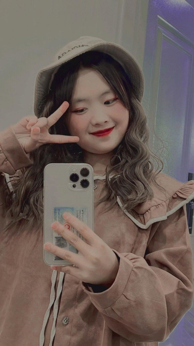 Phong cách ăn mặc của cô bé 16 tuổi được định hướng theo style nữ tính, dịu hiền phù hợp với vẻ đẹp trong veo của mình. 