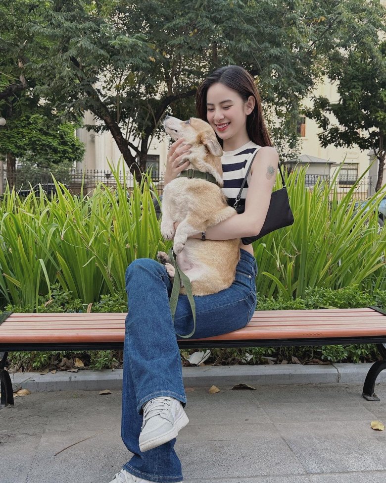 Cô thường yêu thích những bức ảnh ghi lại khoảnh khắc tự nhiên ở đời thường với nụ cười trong trẻo làm cho hàng triệu người phải thả tim liên tục.