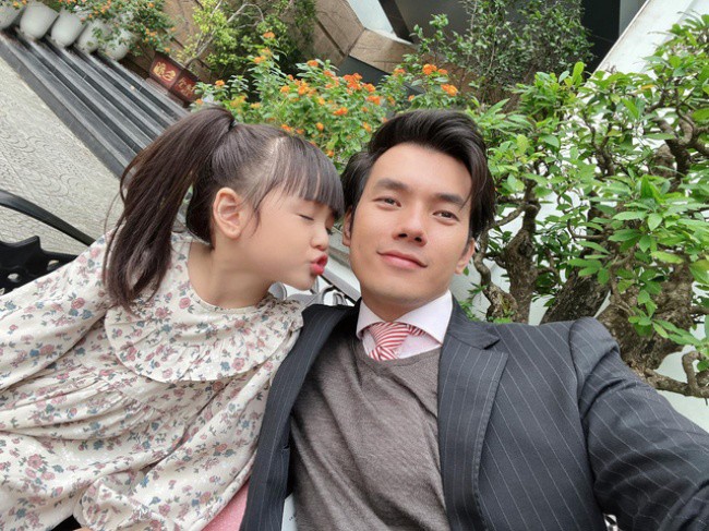 Nhan Phúc Vinh bước vào cuộc sống của hai mẹ con Quỳnh Kool trong phim và khiến nhiều thứ thay đổi. 