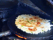 Xem ăn chơi - Đặc sản chỉ có ở Huế mỗi lần phải ăn hàng chục cái mới đã