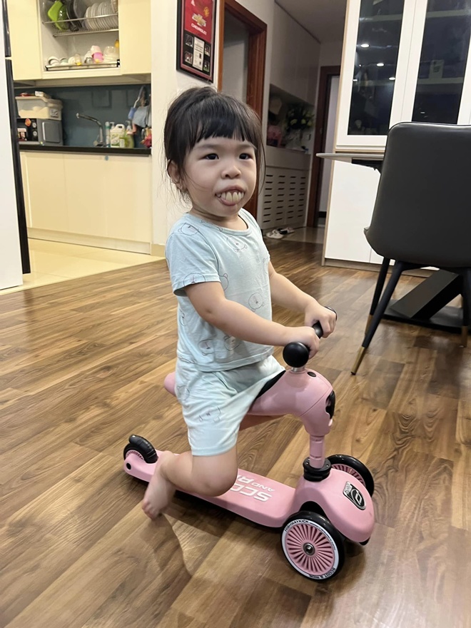 Dân mạng hài hước cho rằng bé Dứa có tố chất nối nghiệp bố, trở thành diễn viên hài dù chỉ mới 2 tuổi.