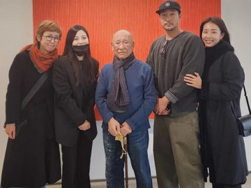 Ngôi sao 24/7: Lần đầu xuất hiện bên vợ đáng tuổi cháu, tài tử Giày thủy tinh già đi trông thấy