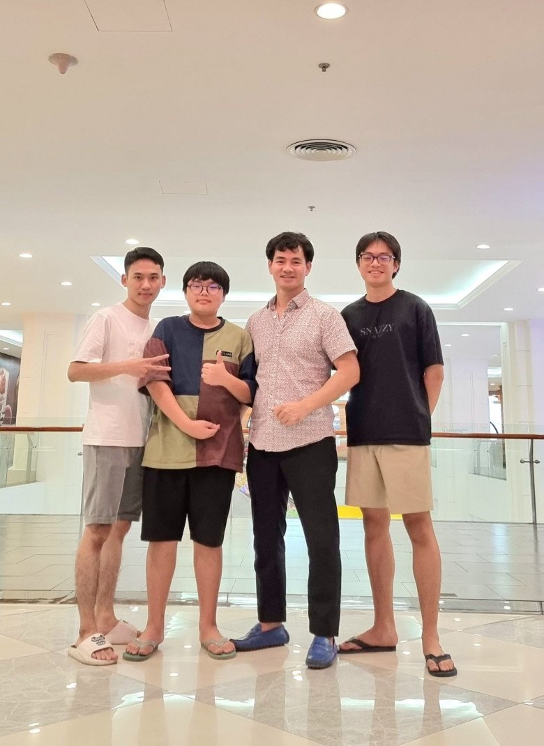 Vẻ ngoài cao gầy của Minh khiến cậu dễ dàng nổi bật trong những bức hình.