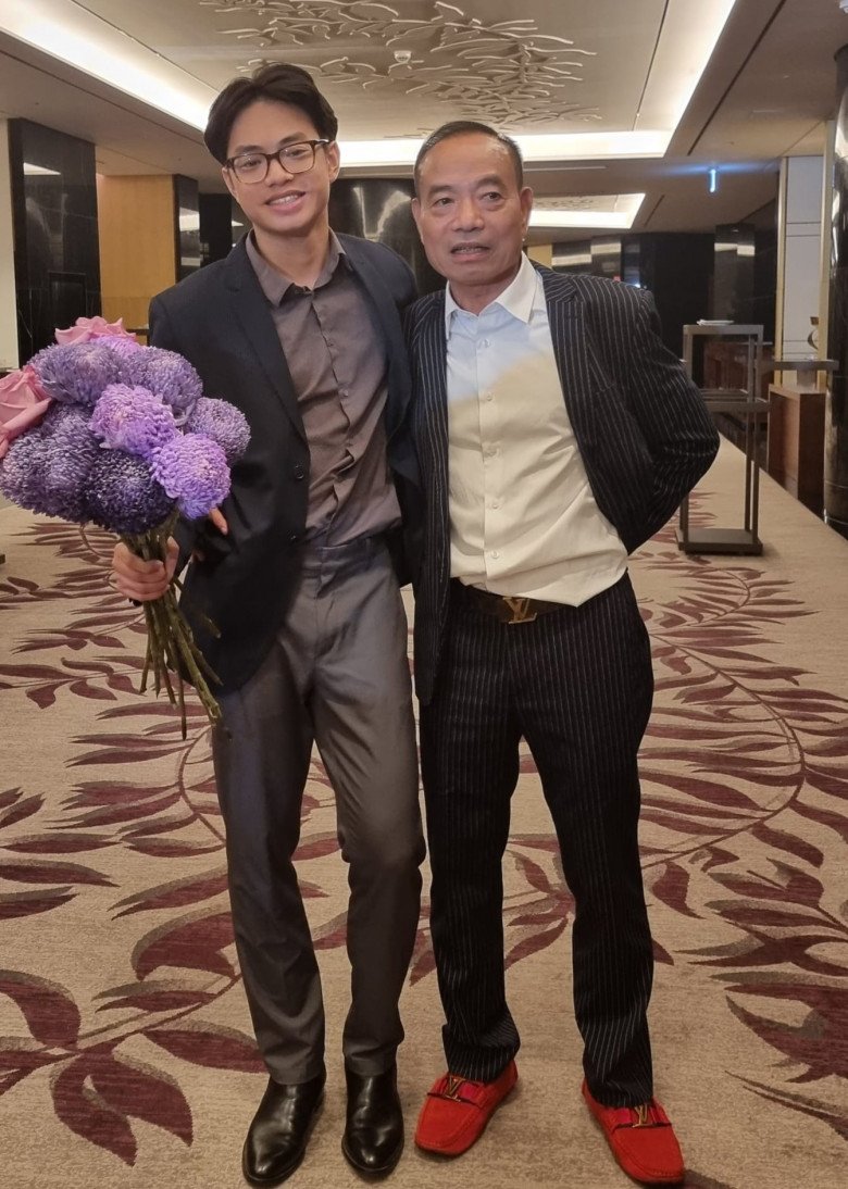 View - Choáng với số cân nặng hiện tại của Bi Béo - con trai Xuân Bắc ở tuổi 14, cảnh anh ruột mặc đồ phụ nữ gây sốt