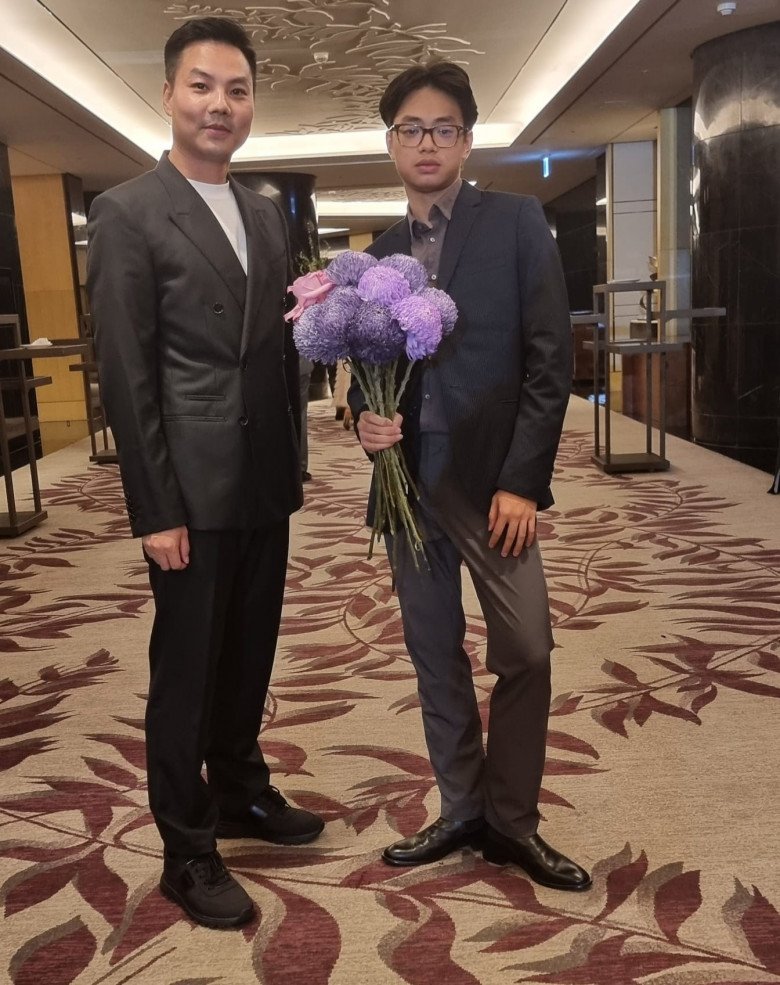 Cậu cả nhà nam danh hài tạo dáng điệu bên ông ngoại và cậu.