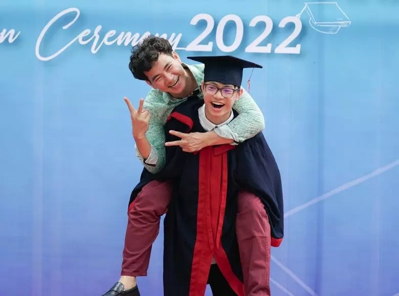 Anh chàng đã có thể cõng bố trong lễ tốt nghiệp lớp 9.