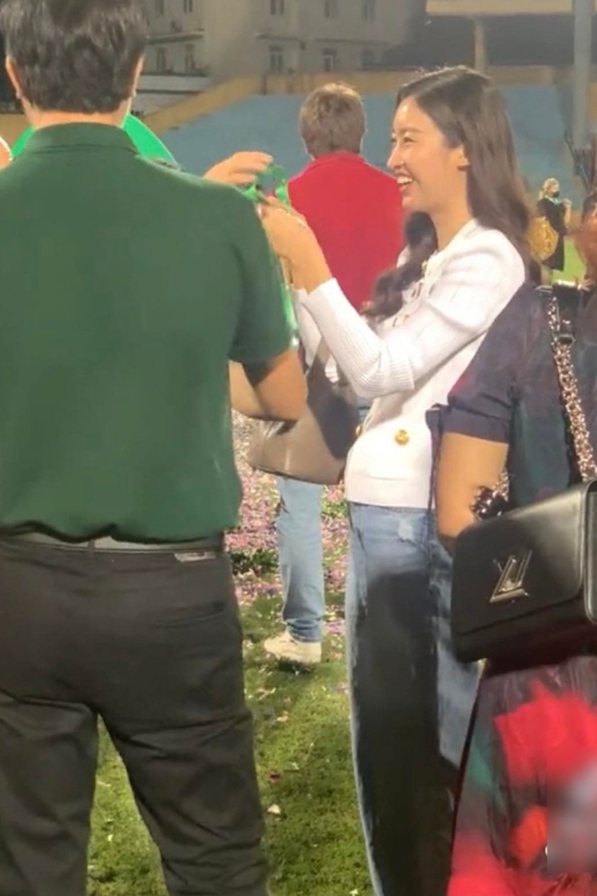 Đỗ Mỹ Linh bị đồn mang bầu 4 tháng khi lộ vòng 2 lớn trong một đoạn video.