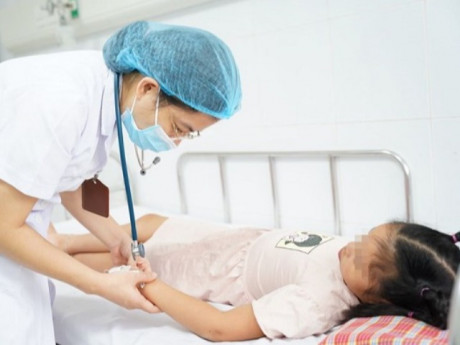 Con co giật 2 lần kèm nôn mẹ mới đưa đến viện, bác sĩ cảnh báo điều vô cùng nguy hiểm hay bị ngó lơ