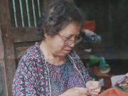 Người phụ nữ làm nghề xe chỉ luồn kim hiếm hoi còn sót lại ở Hà Nội và câu chuyện nhiều lần phát hiện tiền, vàng trong túi khách bỏ quên