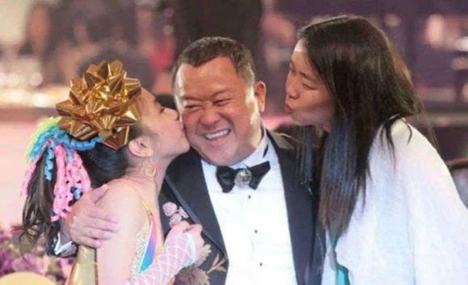 Đời sống riêng tư của ông khá ồn ào.