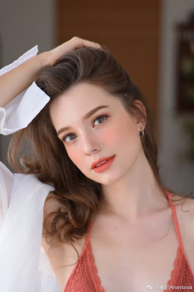 Cô được coi là búp bê sống.