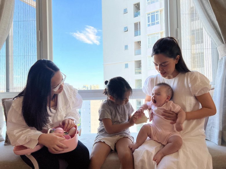 2 cô chị dành nhiều sự quan tâm cho cô em gái chung nửa dòng máu.