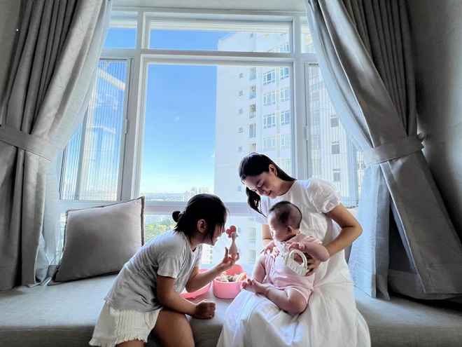 Phạm Quỳnh Anh nô đùa vui vẻ bên các cô công chúa nhà mình.