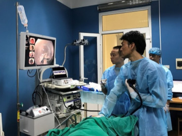 Bé trai Hà Nội đi khám đau bụng bỗng phát hiện mắc ung thư, phải thay cả hậu môn