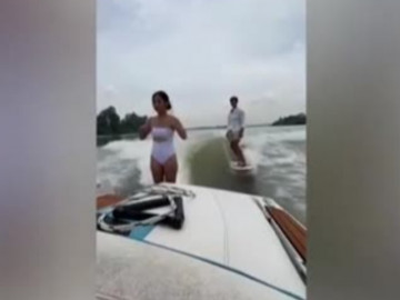 Anh chàng gặp sự cố bất ngờ khi vừa lướt sóng vừa cầu hôn bạn gái