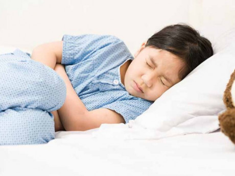 Bé gái 8 tuổi đau bụng kèm nôn, đến viện bác sĩ lấy ra “sinh vật lạ” đang ngọ nguậy trong ruột thừa