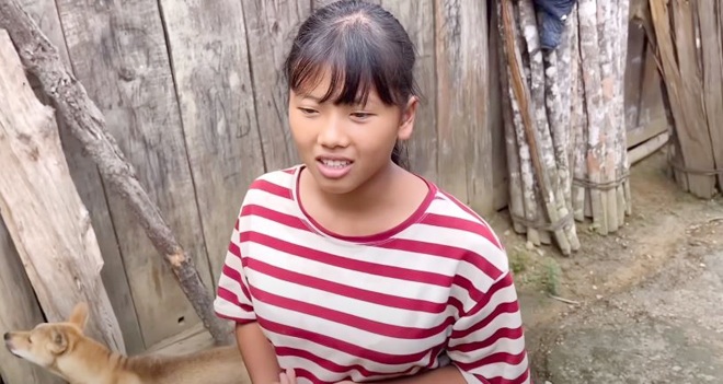Bé Sùng Thị Hoa (14 tuổi) – con gái thứ 2 của vợ chồng anh Nùng.