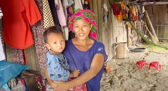 Chị Nùng và con trai út.