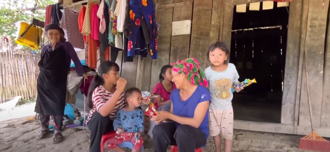 4 trong 7 đứa con của vợ chồng chị Nùng.