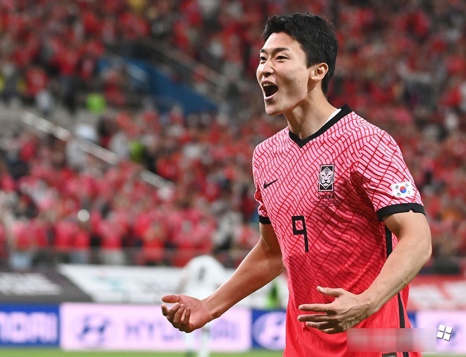 Cho Gue Sung vừa là chàng trai ghi 2 bàn thắng cho đội Hàn Quốc.