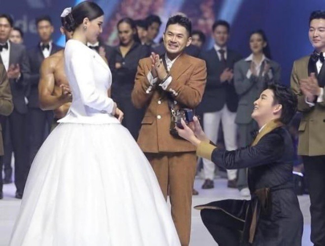 Nàng hậu Lào được bạn trai cầu hôn.