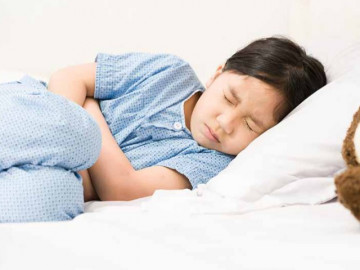 Bé gái 8 tuổi đau bụng kèm nôn, đến viện bác sĩ lấy ra “sinh vật lạ” đang ngọ nguậy trong ruột thừa