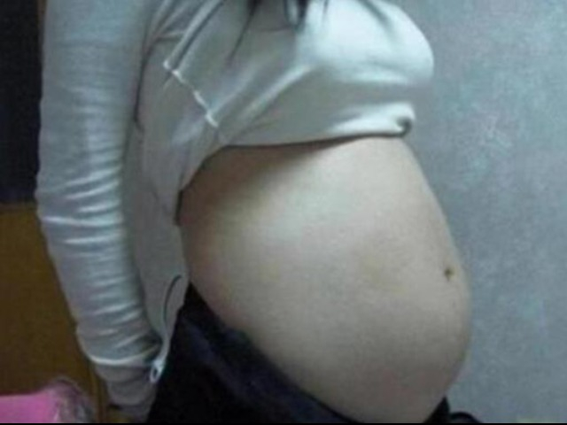 Đưa em gái 16 tuổi đi khám vì chậm kinh, ngỡ ngàng phát hiện đã có thai 5 tuần