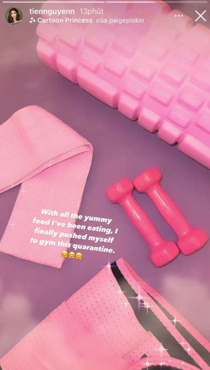 Thêm vào đó, Tiên Nguyễn còn đan xen tập kháng lực với gym. Thời gian phải giãn cách xã hội hay thậm chí hiện tại, cô vẫn giữ thói quen tự tập luyện này.